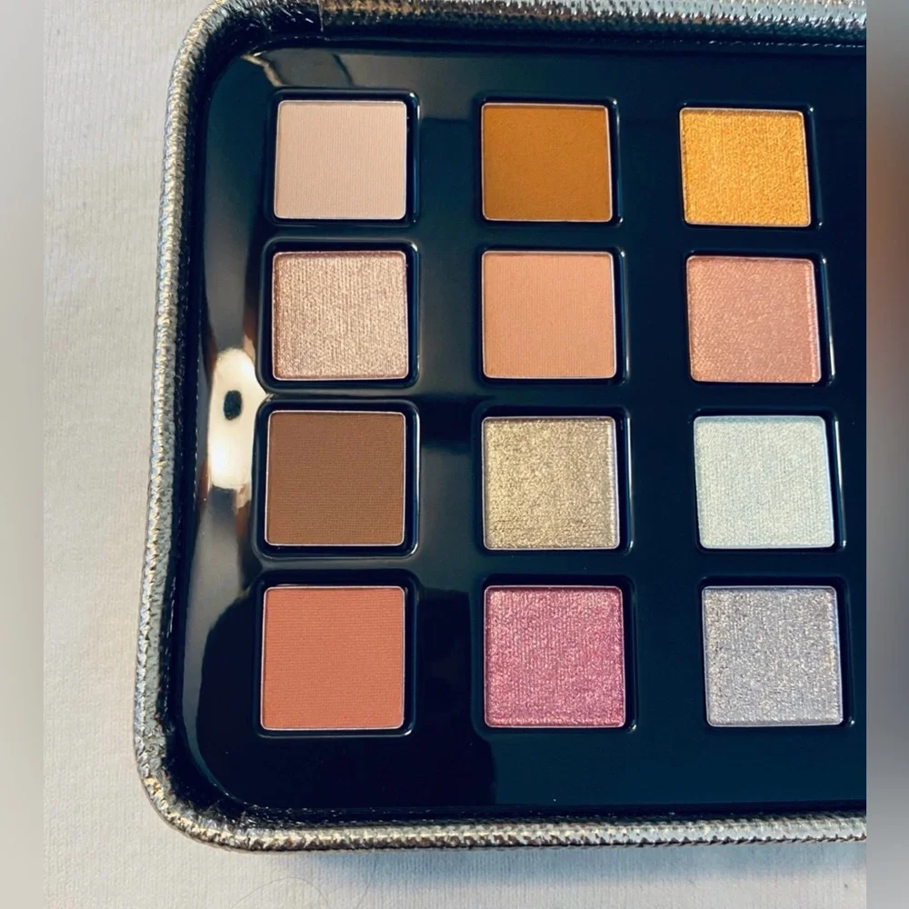Luxurious Eyeshadow Palette with Glittering Gold Case - Picture 4 of 6
